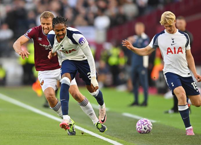 传记作者：莱万年少时常因身材自卑；他与渣叔的关系起初不好（传记作者称：莱万少年因身材自卑，与渣叔起初关系不佳）