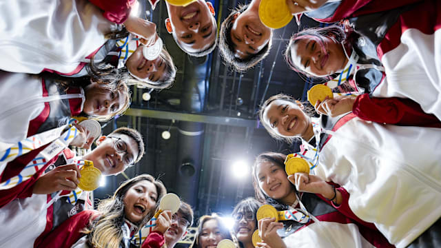 哈里·凯恩替补出场打入帽子戏法，五星拜仁轻松战胜斯图加特（哈里·凯恩替补戴帽，拜仁轻取斯图加特）