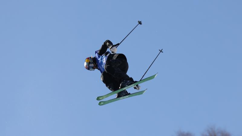 热刺官方：球员将在今天身穿中国香港特别印号球衣出战（热刺官宣：今日球员将穿着中国香港特别版印号球衣出战）