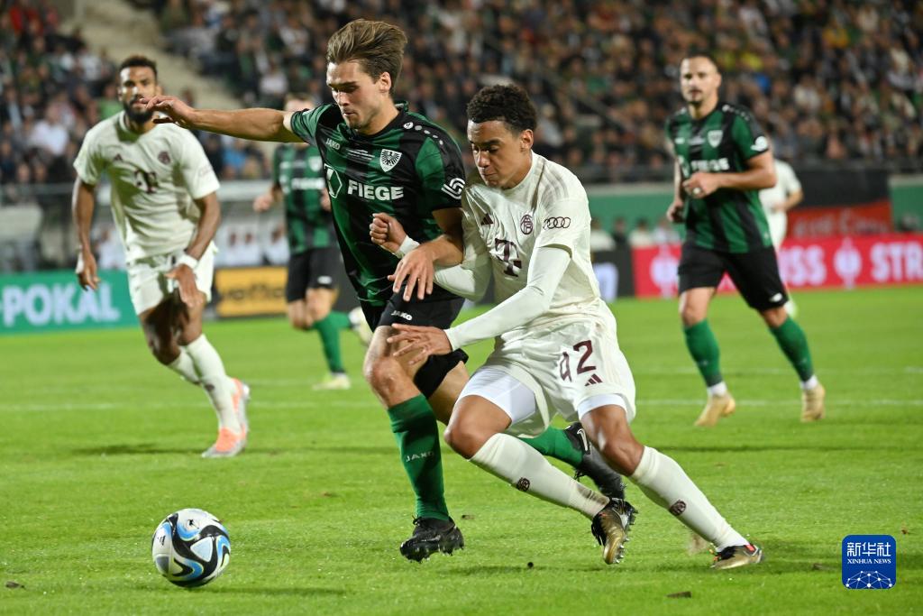 美国名记：苏亚雷斯因为无球状态下踢人被禁赛一场（美国名记称：苏亚雷斯因无球时脚踢对手被停赛一场）