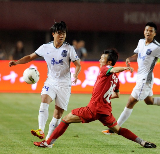 喀麦隆体育部长与足协主席埃托奥决裂，前者指责后者操纵选举（喀麦隆体育部长与足协主席埃托奥反目，部长指控其操纵选举）