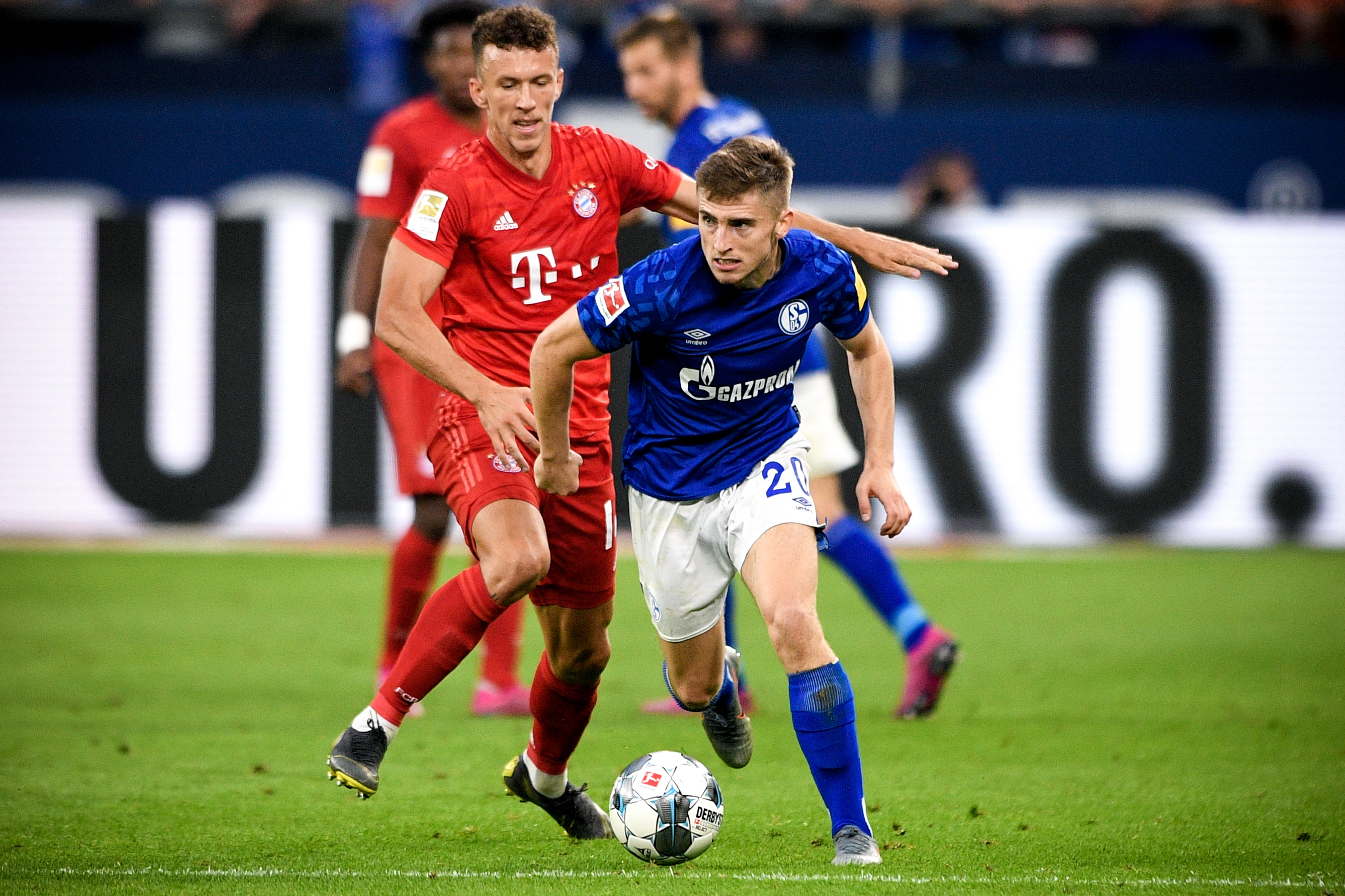 欧冠积分榜分析：小组晋级形势紧张,（欧冠形势解读：各组出线竞争白热化）