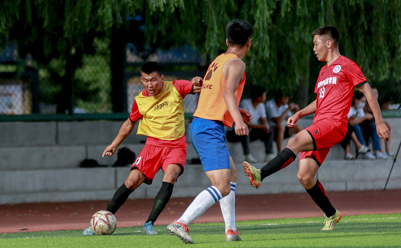 法尔克：很高兴球队能与红牛集团合作，有问题会与克洛普交谈（法尔克：欣见球队携手红牛集团，如有问题将与克洛普沟通）