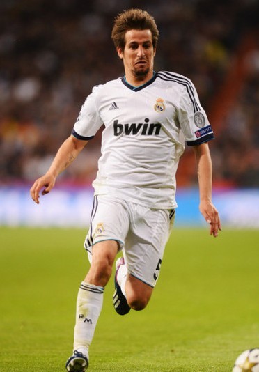 太阳报：森林后卫埃纳在养伤期间和其他球员的女友谈恋爱（太阳报称：森林后卫埃纳伤停期间疑与其他球员的女友相恋）