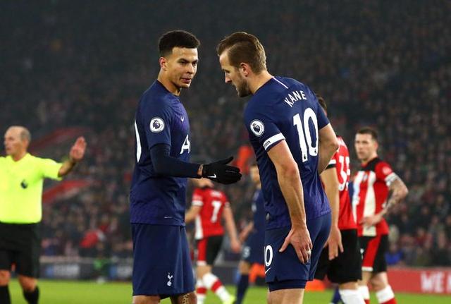 拉美媒体：拜仁、曼联、马竞追逐厄瓜多尔17岁中场卡斯蒂略（拉美媒体报道：拜仁、曼联与马竞竞相争夺厄瓜多尔17岁中场卡斯蒂略）