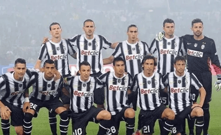 德转33岁+球员身价前10：萨拉赫4500万第1，梅西第7，C罗第9（德转33岁以上球员身价榜前十：萨拉赫4500万领跑，梅西第7，C罗第9）