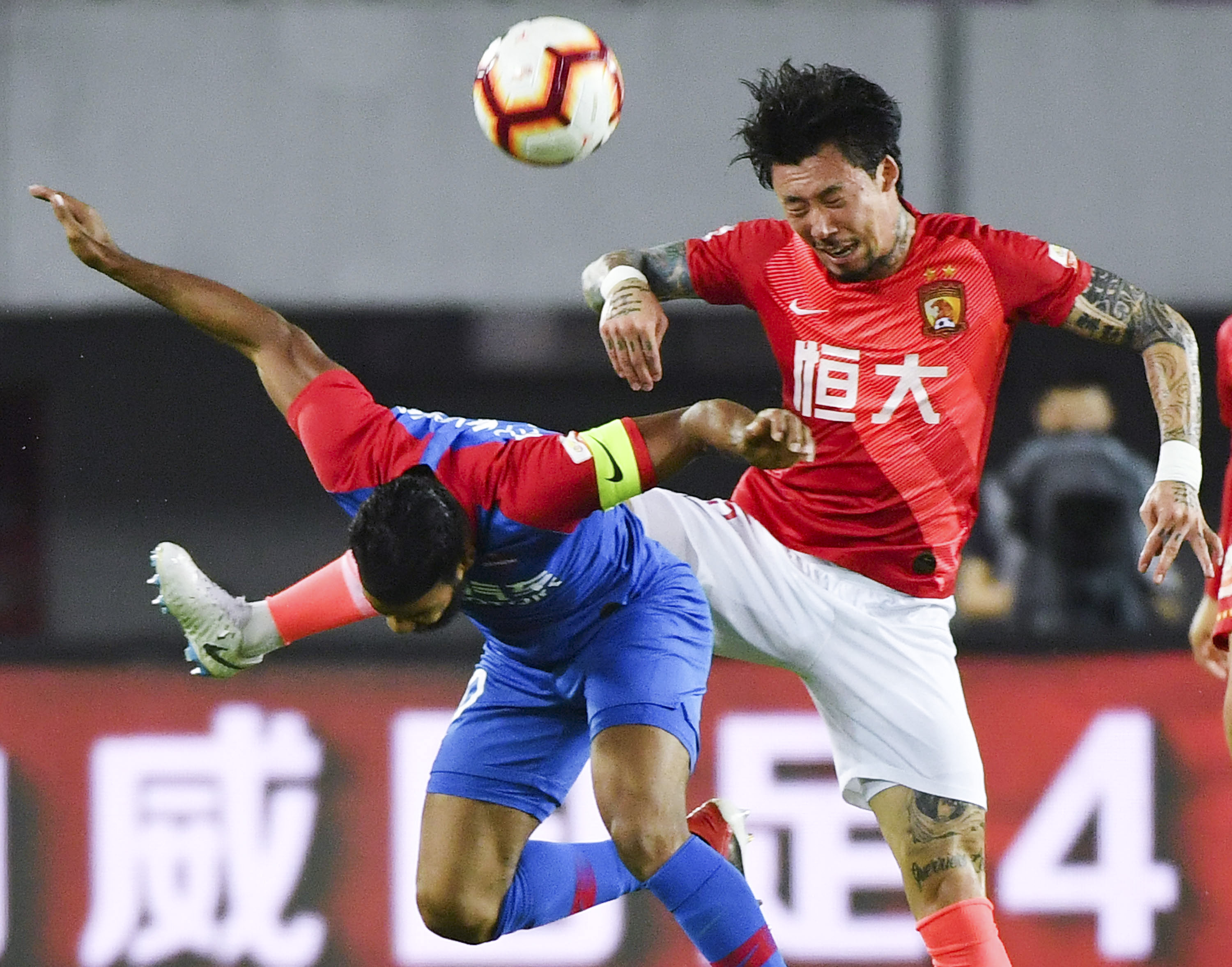 国足备战强度升级，全队深夜加练（国足加码备战，球队连夜加练）