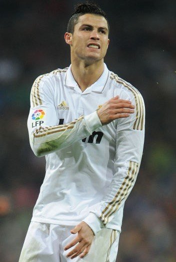 切尔西防线愈稳查洛巴已成核心 詹姆斯如同战神（切尔西防线日益稳固，查洛巴成中坚，詹姆斯宛如战神）